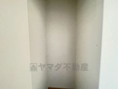 調理家電や食品のストックをすっきりまとめられ、キッチン周りを広々使えます。