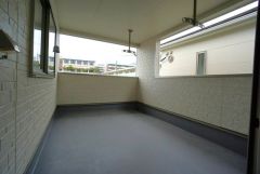 幅広のインナーバルコニーは多少の雨でも洗濯物を守ってくれ、家事を助けてくれること間違いなし。眩しすぎる日差しも和らげます。