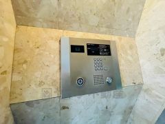 オートロック完備で防犯面が安心。