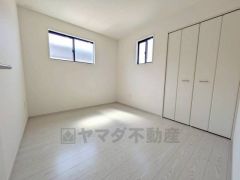 2面採光を確保した明るい室内は、風通しも良く、大変居心地の良い空間となっております。爽やかな風を感じて起きる朝は、快適生活の始まりに。