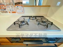 3口コンロなので、効率よく調理ができます。毎日のお料理が楽しくなりますね。