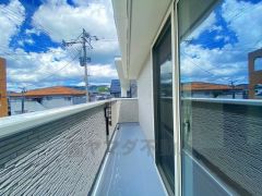 洗濯物を干すスペースとしても十分な広さがあります。  お天気の良い日はお洗濯物がよく乾きそうな日当たり良好のバルコニー