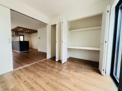 木目調のシンプルデザインで落ち着きと安らぎの空間に仕上げています。各部屋に収納が完備されているので、お荷物が多くなっても安心の設計です。