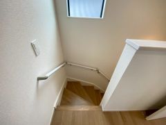 ご年配の方でも安心できる、手すり付き階段です＾＾段差も低めで設定されてますので安全性にも優れてますね＾＾