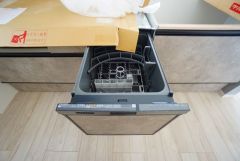 家事の時間が短縮できる食器洗浄乾燥機付。後片付けもラクラクです。 食器を洗う手間が減るので家族とのコミュニケーションの時間や自分の時間が増えますね。