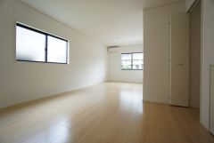 リビングは広々とした設計で、家族が集い、寛ぐ暮らしの空間を演出しています。