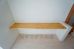 同仕様写真。リビングに設置された「スタディーカウンター」は、お子様の勉強スペースに便利です＾＾