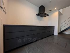 カウンタートップは耐熱性に優れており、日ごろのお掃除もふき取るだけでＯＫ。ステンレスシンクも簡単にお掃除できますよ。