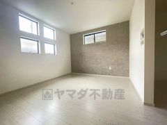 住む人のこだわりを活かす洋室＾＾日当たりがよく、寝室としての利用もおすすめ。広めのクローゼットもあり荷物もすっきり片付けれ、ゆとりのある暮らしが出来ます＾＾