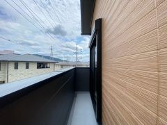 風通しも良く日当たり良好なバルコニーは、洗濯物を干すだけでなく、テーブルセットを置いて休日にブランチ、星を眺めながら晩酌もいいですね＾＾バルコニーのあるステキな生活をお楽しみください＾＾