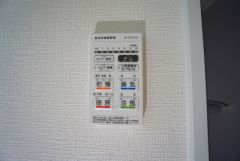 雨の日の洗濯も安心できる浴室暖房乾燥機付き浴室。リモコンで操作もボタン1つで簡単。