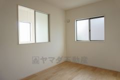 同仕様写真。暖かい日差しが差し込む洋室。たっぷり収納できるクローゼット付きでお部屋の中をすっきりと快適に保てます。