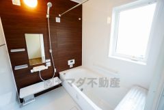 同仕様写真。1日の疲れを癒すくつろぎのバスルーム。足を伸ばしてもゆったりと入れるサイズです。お子様と一緒にお風呂に入っても狭くないですね^^