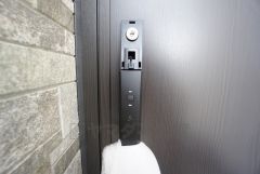同仕様写真。かざすだけで開閉できる、タッチキー採用の玄関。お買い物帰りで、両手がふさがってきても簡単に中に入れます＾＾