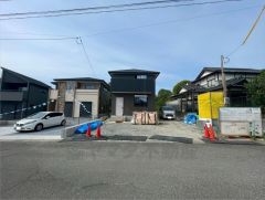 駐車スペースはゆとりある2台分を確保。マイカー用に、お客さま用に、余裕を持ってご利用いただけます。