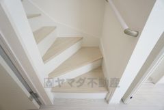 ご年配の方でも安心できる、手すり付き階段です＾＾段差も低めで設定されてますので安全性にも優れてますね＾＾