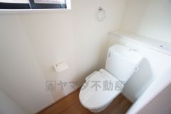 温水洗浄機付トイレです。節水機能もあるので、安心して使えますね。もちろん、1階2階の2ヶ所にトイレがあるので、忙しい朝にもゆとりができますね。