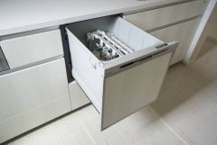 家事の時間が短縮できる食器洗浄乾燥機付。後片付けもラクラクです。 食器を洗う手間が減るので家族とのコミュニケーションの時間や自分の時間が増えますね。