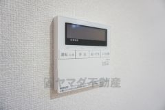 同仕様写真。キッチン横からお湯張り、追い炊き、足し湯がボタン一つで楽々操作できる給湯機リモコンです＾＾忙しい夕飯の準備の時間帯に重宝しますね。