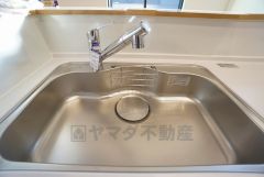 広々とした凸型シンクに洗剤ポケットを標準装備。大きなお鍋など洗いやすいです。洗剤や石鹸、スポンジもすっきりできる収納付き。