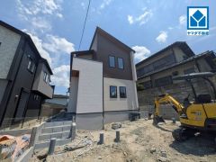 シンプルでいつまでも飽きのこないデザインが周囲の環境に調和し、どんなご家族にもフィットするデザインです。