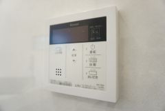 同仕様写真。おいだき機能つきなのでお風呂に入る時間が異なるご家庭には嬉しいですね。ボタン一つで快適で便利な生活が＾＾