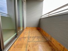 幅広のインナーバルコニーは多少の雨でも洗濯物を守ってくれ、家事を助けてくれること間違いなし。眩しすぎる日差しも和らげます。
