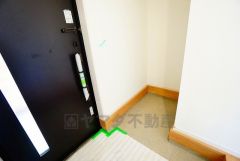 シューズインクローゼットも完備されており、玄関収納も問題ありません。棚の上にお花など飾ってインテリアも楽しめますね。