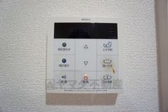 給湯器リモコンはキッチン横からボタンひとつで操作が楽々。通話ボタン付きでお子様とも会話ができて安心です。