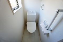 同仕様写真。温水洗浄機付トイレです。節水機能もあるので、安心して使えますね。もちろん、1階2階の2ヶ所にトイレがあるので、忙しい朝にもゆとりができますね。