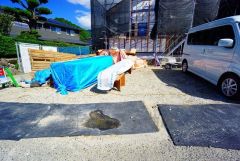カースペースは停めやすい並列駐車2台付き。