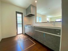 リビングやダイニングからキッチン周りが丸見えにならない対面式キッチン。テレビ鑑賞や家族との対話がしやすく、ご家族の温かい時間を演出します。