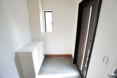 たっぷり収納できるシューズボックスです。家族全員の靴がきれいに整頓できます。棚の上にお花や写真を飾っても良いですね。