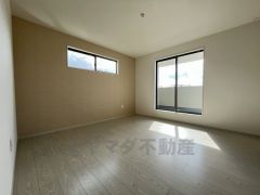 2面採光を確保した明るい室内は、風通しも良く、大変居心地の良い空間となっております。爽やかな風を感じて起きる朝は、快適生活の始まりに。