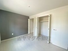 住む人のこだわりを活かす洋室＾＾日当たりがよく、寝室としての利用もおすすめ。広めのクローゼットもあり荷物もすっきり片付けれ、ゆとりのある暮らしが出来ます＾＾