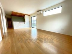 おしゃれで過ごしやすいリビングです。一緒にテレビを観たり食事をしたり、同じ時間を共有できる温かい空間となります。