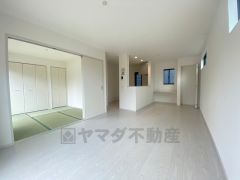 対面式キッチンを中心としたリビングダイニングで家族の会話が弾みそうです。