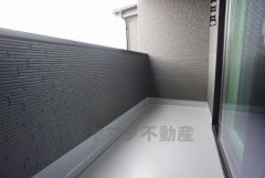 幅広のインナーバルコニーは洗濯物を守りやすく、眩しすぎる日差しも和らげます。