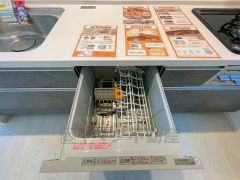 家事の時間が短縮できる食器洗浄乾燥機付。後片付けもラクラクです。 食器を洗う手間が減るので家族とのコミュニケーションの時間や自分の時間が増えますね。