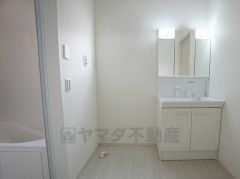 同仕様写真。三面鏡つき洗面台。収納も一体型になっているので、ドライヤーやヘアアイロンの置き場に困りません。