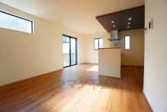 大きな窓のあるリビングは、陽光あふれる明るい空間です。居心地良く、ご家族皆がゆったり寛げる憩いの空間となりそうです。