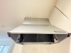 調理により発生する油煙や臭いを吸い込み、屋外へ排気してくれます。