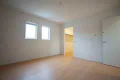 木目調のシンプルデザインで落ち着きと安らぎの空間に仕上げています。各部屋に収納が完備されているので、お荷物が多くなっても安心の設計です。