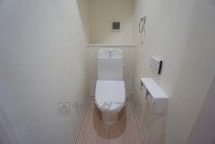 ウォシュレット付トイレです。節水機能もあるので、安心して使えますね。もちろん、1階2階の2ヶ所にトイレがあるので、忙しい朝にもゆとりができますね。