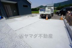 こちらの家には停めやすい並列駐車が3台分ついてます。車好きのご主人の洗車もゆったり。来客時も安心です＾＾