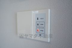 キッチン横から玄関錠の開錠施錠が出来ます。