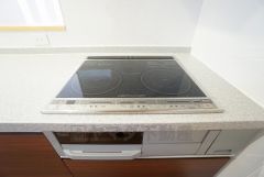 火事の心配が少なくなる、3口ＩＨコンロ。お掃除も拭き取るだけで楽々です＾＾