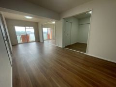 大きな窓のあるリビングは、陽光あふれる明るい空間です。居心地良く、ご家族皆がゆったりくつろげる憩いの空間となりそうです。