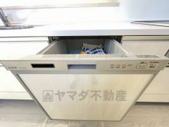 ビルトインタイプで、キッチンと同じカラーにすることにより一体感を持たせることができます。乾燥機能が備わっているため家事の時間が短縮できます。