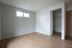 住む人のこだわりを活かす洋室＾＾日当たりがよく、寝室としての利用もおすすめ。広めのクローゼットもあり荷物もすっきり片付けれ、ゆとりのある暮らしが出来ます＾＾